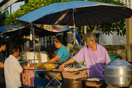UBONRATCHATHANI ,THAILAND-JULY17 ; Unidentified  shopkeepers are grilling meatball at Kokyang street market on July17,2014 Ubonratchathani,Thailandのeditorial素材