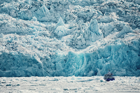 Hubbard Glacier is North America's largest tidewater glacier. Hubbard Glacier - a cruise ship...