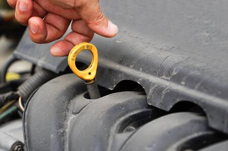 maintainance oil level engine automotive 