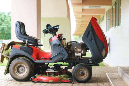 Red lawn mower on dutyのeditorial素材