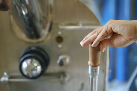 Roaster hand controlling leveling handle for coffee roasting machine