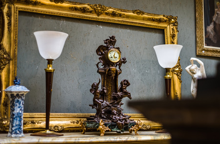 Old retro mantel cloch in antique shop, Bruxellesの写真素材