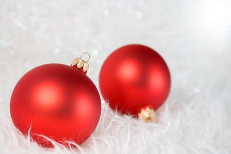 Red christmas ball on a white furの写真素材