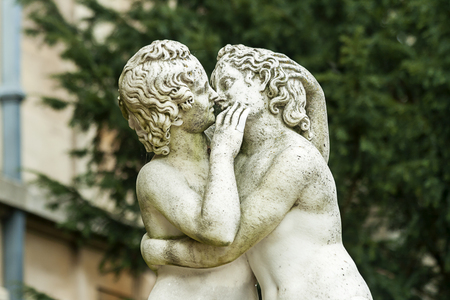 A statue of a loving coupleのeditorial素材