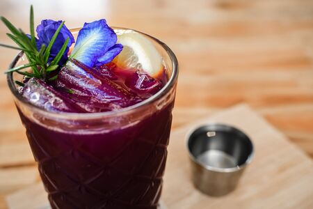 Close up Butterfly pea and lime juice in glassの写真素材