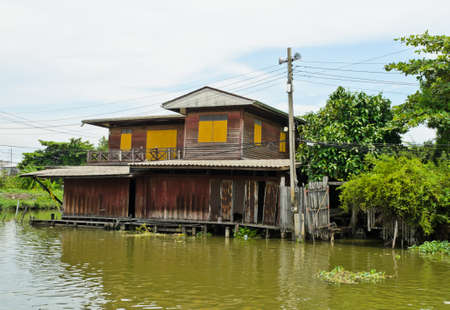 Old Thai wooden house along canalのeditorial素材