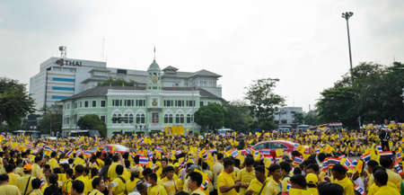 BANGKOK, THAILAND - DECEMBER 5  Thai people pay respect to King Bhumibol on his 85 th birthday celebration on December 5, 2012 in Bangkok, Thailand  のeditorial素材