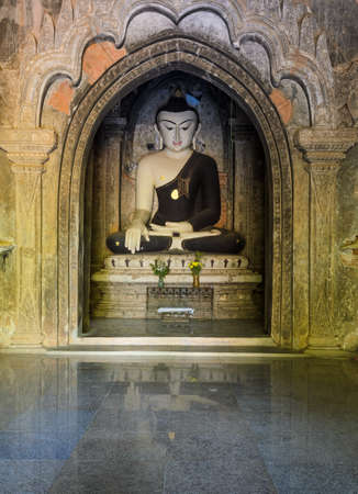 Ancient seated buddha statue in Bagan, Myanmar のeditorial素材