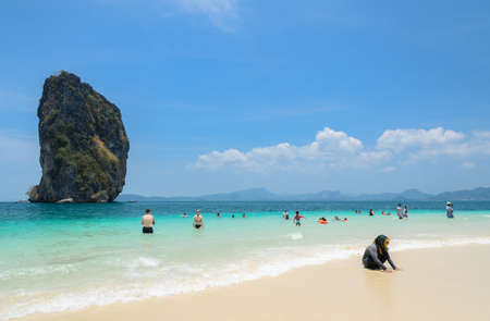 KRABI, THAILAND - APRIL 12, 2016 : Poda Island, white sandy beach with turquoise andaman sea water in Krabi province, Thailand.のeditorial素材