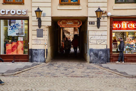 Lviv, Ukraine - November, 2017. Pass the tunnel in the house in the center of Lviv. Architecture of the old European city.のeditorial素材