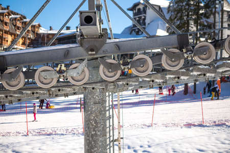 A mechanism that pulls a steel rope on a ski lift.