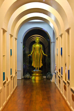  gold buddha in wat tha ton, thailandのeditorial素材