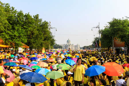 BANGKOK - DECEMBER 5: Thai people sit outside to celebrate for the 85th birthday of HM King Bhumibol Adulyadej on December 5, 2012 in Bangkok, Thailand.のeditorial素材