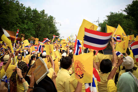 BANGKOK - DECEMBER 5: Thai people sit outside to celebrate for the 85th birthday of HM King Bhumibol Adulyadej on December 5, 2012 in Bangkok, Thailand.のeditorial素材