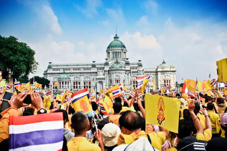 BANGKOK - DECEMBER 5: Thai people sit outside to celebrate for the 85th birthday of HM King Bhumibol Adulyadej on December 5, 2012 in Bangkok, Thailand.のeditorial素材