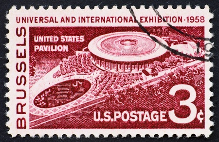 UNITED STATES OF AMERICA - CIRCA 1958: a stamp printed in the United States of America shows U.S. pavilion at Brussels Fair, universal and international exhibition, circa 1958の写真素材