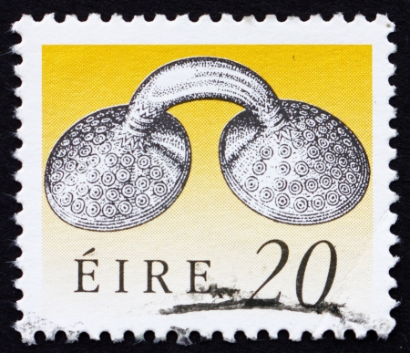 IRELAND - CIRCA 1991: a stamp printed in the Ireland shows Gold Dress Fastener, Art Treasure of Ireland, circa 1991のeditorial素材
