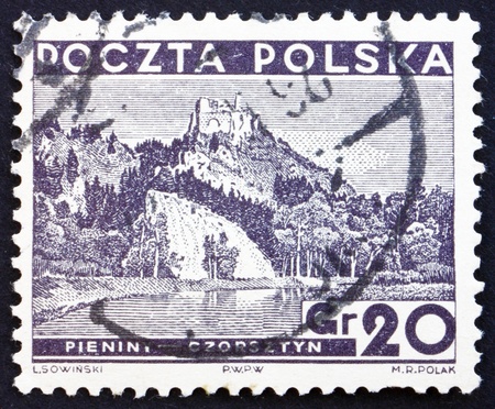 POLAND - CIRCA 1935: a stamp printed in the Poland shows View of Pieniny, circa 1935のeditorial素材