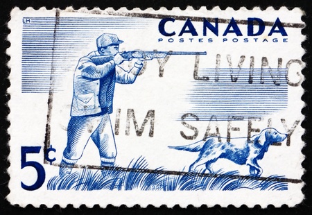 CANADA - CIRCA 1957: a stamp printed in the Canada shows Hunter and Dog, Canadas Outdoor Recreation Facilities, circa 1957のeditorial素材