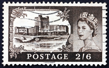 GREAT BRITAIN - CIRCA 1955: a stamp printed in the Great Britain shows Queen Elizabeth II and Carrickfergus Castle, Ireland, circa 1955のeditorial素材