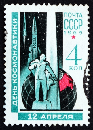 RUSSIA - CIRCA 1965: a stamp printed in the Russia shows Konstantin Tsiolkovsky Monument, Kaluga, Globe and Rockets, Rocket Scientist, circa 1965のeditorial素材