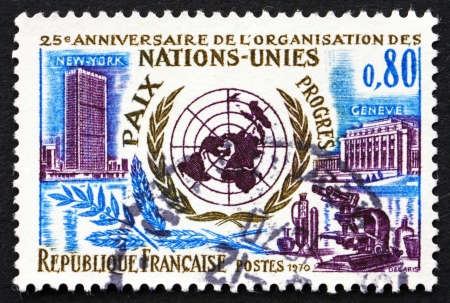 FRANCE - CIRCA 1970: a stamp printed in the France shows UN Headquarters in New York and Geneva, 25th Anniversary of the United Nations, circa 1970のeditorial素材