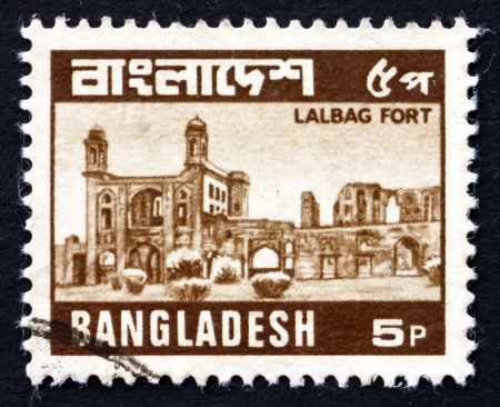 BANGLADESH - CIRCA 1979: a stamp printed in the Bangladesh shows Lalbagh Fort, 17th Century Mughal Fort Complex in Dhaka, circa 1979のeditorial素材
