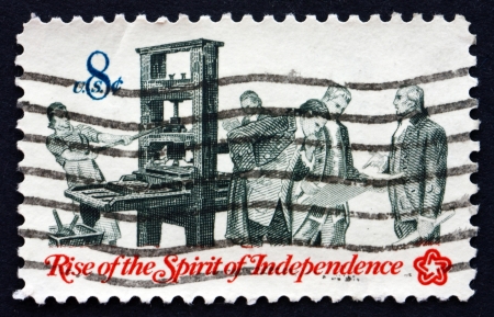 UNITED STATES OF AMERICA - CIRCA 1973: a stamp printed in the USA shows Printer and Patriots Examining Pamphlet, Communications in Colonial Times, American Bicentennial, circa 1973のeditorial素材