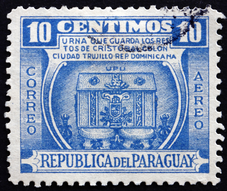PARAGUAY - CIRCA 1952: a stamp printed in Paraguay shows Urn Containing Remains of Columbus, circa 1952のeditorial素材