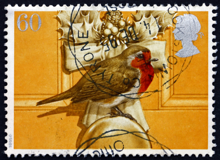 GREAT BRITAIN - CIRCA 1995: a stamp printed in Great Britain shows Robin Sitting on Door Knob, Christmas Decoration on Door, circa 1995のeditorial素材