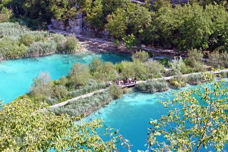 CROATIA PLITVICE, 16 JULY 2011: Tourists walk on a path in Plitvice Lakes National Park, Croatiaのeditorial素材