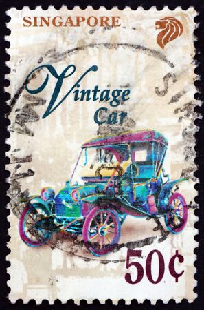 SINGAPORE - CIRCA 1997: a stamp printed in Singapore shows vintage car, circa 1997のeditorial素材