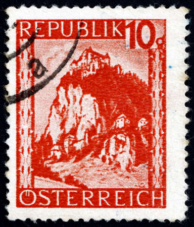 AUSTRIA - CIRCA 1947: a stamp printed in Austria shows Hochosterwitz, Carinthia, circa 1947のeditorial素材