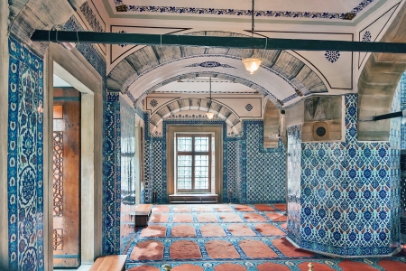 Inside view. The Rustem Pasha Mosque is famous for its large quantities of exquisite decorated tiles.のeditorial素材