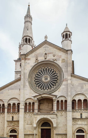 Main portall. Modena Cathedral is a Roman Catholic Romanesque church in Modena, Italy. Consecrated in 1184, it is an important Romanesque building in Europe and a World Heritage Site.の写真素材