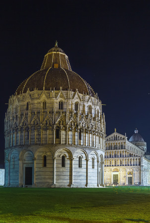 Evening. Pisa Baptistry stand on Piazza dei Miracoli in Pisa.The round Romanesque building was begun in the mid 12th century. It is the largest baptistery in Italyの写真素材
