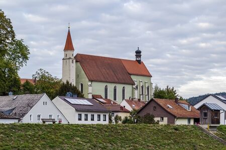 Franciscan abbey church was built between 1461 and 1506. Today the church houses the organ museum. Kelheim, Germany. View from Danubeのeditorial素材