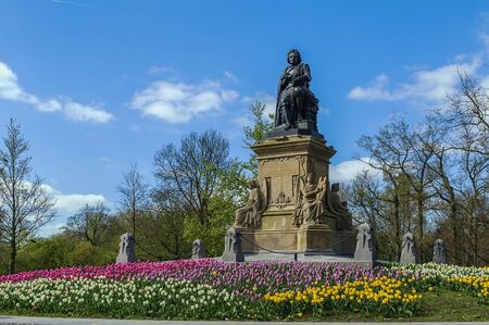 Joost van den Vondel monument in Vondelpark, Amsterdamのeditorial素材