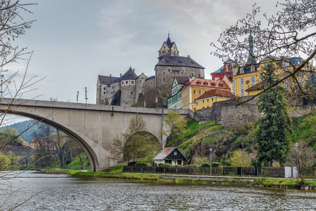 Loket Castle is a 12th-century Gothic style castle about 12 kilometres from Karlovy Vary on a massive rock in the town of Loket, Czech Republic.のeditorial素材