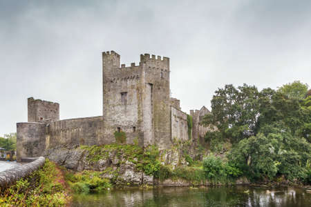 Cahir Castle is one of the largest castles in Ireland, is sited on an island in the river Suir. It was built from 1142のeditorial素材