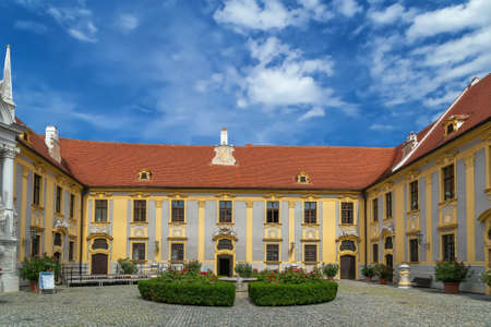 Durnstein abbey of the Augustinian Canons was founded on a rock cliff high above the Danube in 1410, Austriaのeditorial素材