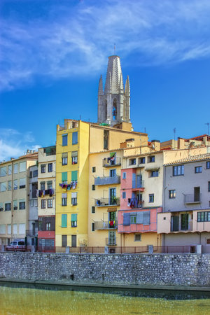 Colorful houses on the banks of the Onyar River in Girona, Spainの写真素材