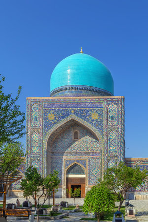 Inner courtyard of Tilya Kori Madrasa with prayer hall dome, Samarkand, Uzbekistanの写真素材