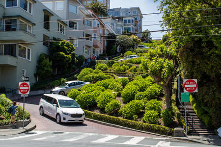 Curvy Lombard Street in San Franciscoのeditorial素材