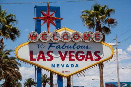 Auf dem Las Vegas Strip wird am Tag und in der Nacht einiges geboten.のeditorial素材
