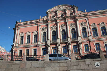 View to classic palace in city.Saints-Petersburgのeditorial素材