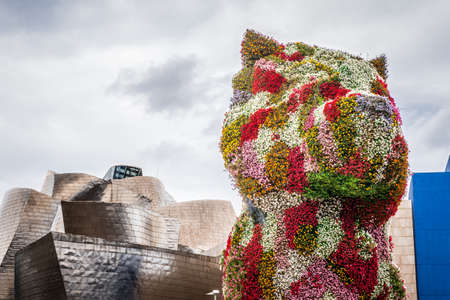 BILBAO, SPAIN - OCTOBER 1  Guggenheim Museum and Puppy sculpture on October 1, 2013 in Bilbao, Spain  The museum was designed by Frank Ghery and the Puppy sculpture by Jeff Koonsのeditorial素材