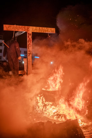 Turnhout, Antwerp, Belgium, 28th of January, 2024, This image is a close-up of the tumultuous blaze at the farmers protest in Turnhout, Belgium, against the Nitrogen Agreement. The fire dominates the frame, with its wild tongues of flame reaching out in aのeditorial素材