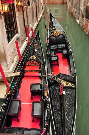 Gondolas docked on a canal in Venice Italy.の素材 [FY31046984918]