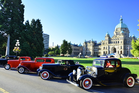 Classic cars and the Victoria parliament buildingのeditorial素材